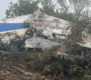 Das Wrack der Beechcraft 1900 von Satena: Liegt in schwierigem Gelände.