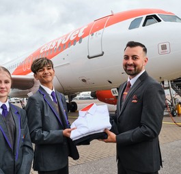 Easyjet-Uniformen werden zu Schuluniformen: Die Airline kann sich vorstellen das Konzept auf ganz Großbritannien auszuweiten.