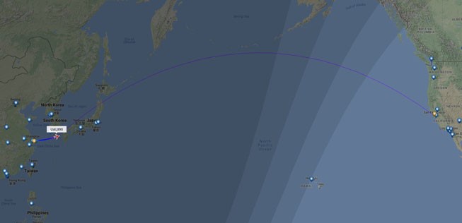 Flug  UA890 von United Airlines: Er kommt früher an als er gestartet ist.