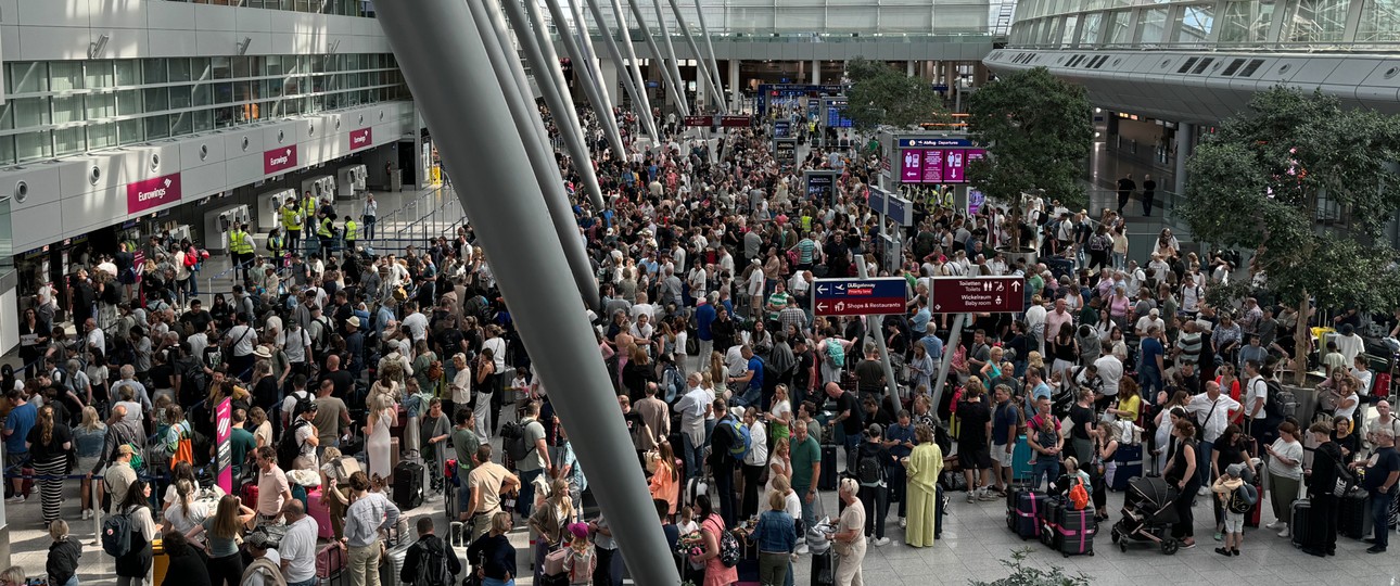 Flughafen Düsseldorf am Freitagmorgen: Betroffen und sehr voll.