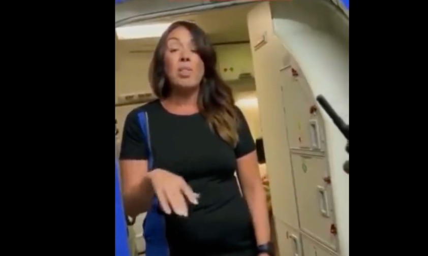 Flugbegleiterin weist Paar an der Flugzeugtür ab