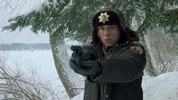 Fast noch ein Geheimtipp ist der Film «Fargo». Eine Mischung aus Komödie und Krimi rund um den Autoverkäufer Jerry und die schwangere Polizistin Marge. Wer länger unterwegs ist, kann sich die Zeit auch mit der gleichnamigen Serie vertreiben.