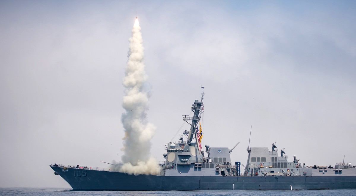 Luftverteidigung ist multi-dimensional und schließt die Seestreitkräfte ein. (Bildquelle: Raytheon)