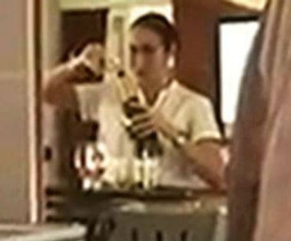 Flugbegleiterin schüttet Champagner zurück