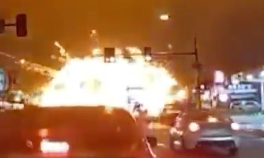 Learjet 55 stürzt in Philadelphia in Wohngebiet