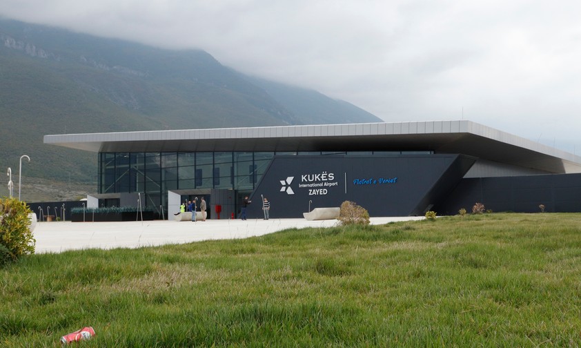 Terminalgebäude von Kukes: Glas und Beton inmitten der Berglandschaft.