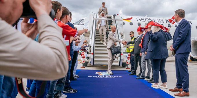 Die Mannschaft aus Dänemark kam am Dienstag mit ...