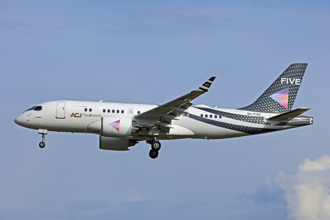 Ein Airbus ACJ Two Twenty - die Businessjet-Version des A220 bei der Landung in Genf.