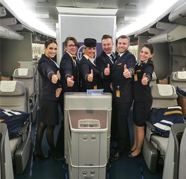 Crew eines Lufthansa-Rückholflugs: Die Airline holte Tausende Urlauber zurück.