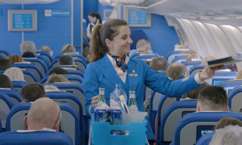 Flugbegleiterin von KLM: Neuer Bordservice.