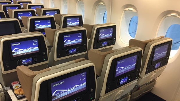 Der A380 wird ab dem 27. Dezember nach London, dann bis Ende 2015 auch nach Sydney und New York eingesetzt. In der Economy ist 3-4-3 gestuhlt. Dennoch soll man deutlich mehr Platz haben.