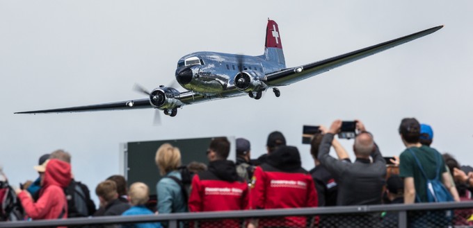 <p style="font-weight: 400;"><em>Beinahe auf Augenhöhe mit der Swissair Douglas DC-3</em></p>