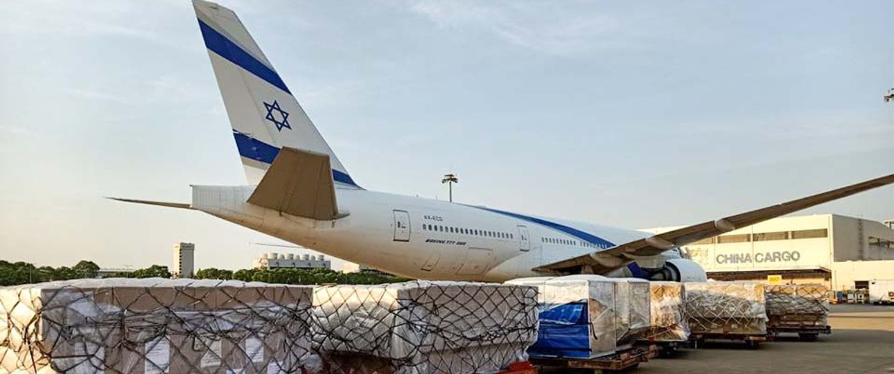 Transportgüter vor einer Boeing 777: Derzeit nur Frachtflüge bei El Al.