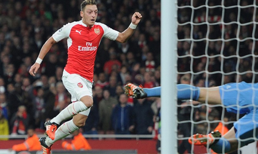 Arsenal-Spieler Özil: Fliegt 14 Minuten nach Norwich.