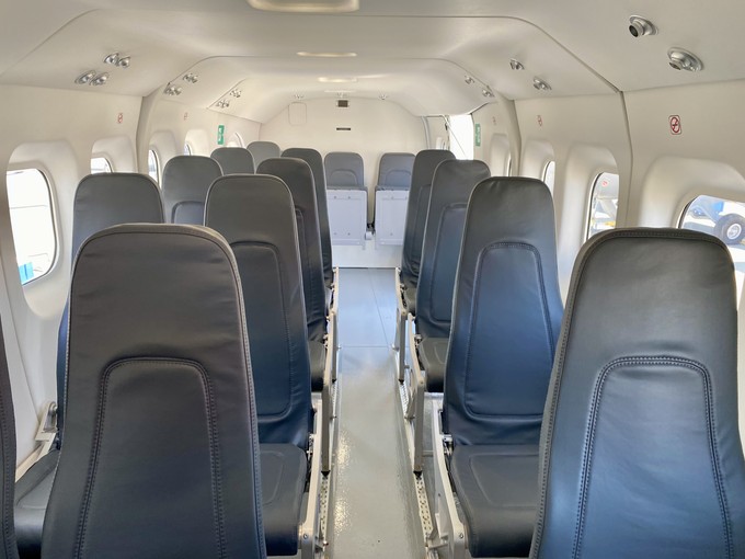 Zurück durch die Kabine. Die Twin Otter kann bis zu 19 Fluggäste transportieren.