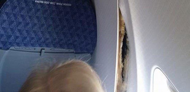 Foto eines Passagiers: Risse klafften in der Kabine.