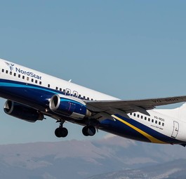 Eine Boeing 737-800 von Nordstar: Airline-Chef warnt vor zu hohen Schulden.