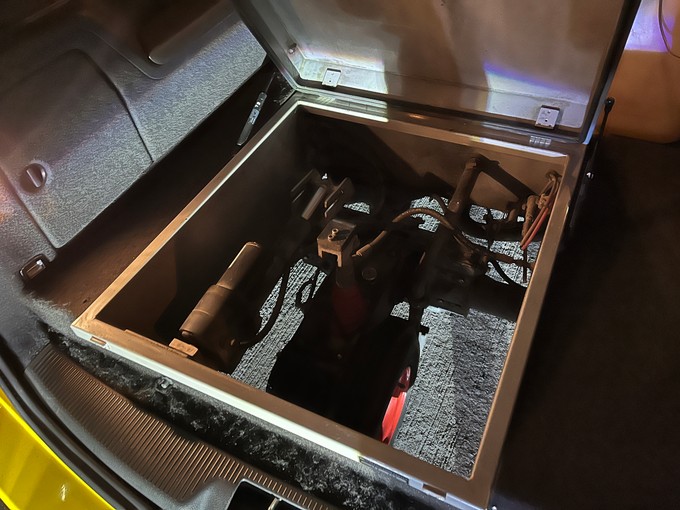 Das Spezialauto mit der Technik für den Abriebtest.