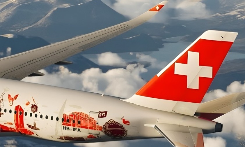 Hinterer Teil des ersten Airbus A350 von Swiss: Der weiße Streifen auf der Heckflosse ist klar sichtbar.