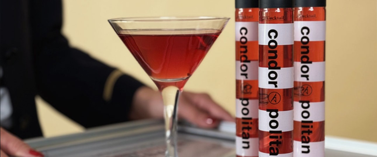 Condorpolitan in Flasche und Glas: Condor hat einen eigenen Cocktail.