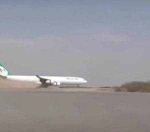 Airbus A340-300 von Mahan Air bei der Landung im Jemen: Der Airport ist seit zehn Jahren gesperrt.