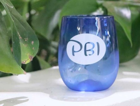 Glas vom mit dem Airportkürzel PBI: Mit der Umbenennung in Donald J. Trump Airport verliert der Airport auch das Kürzel PBI.