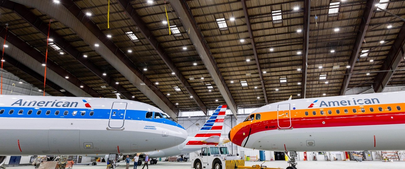 Ein Airbus A321 in Piedmont-Airlines-Bemalung (links) und einer in den Farben von PSA Airlines.