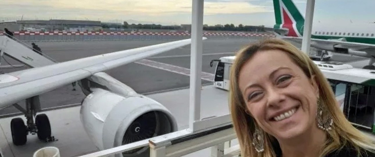 Giorgia Meloni vor Flugzeugen von ITA Airways: Schnelle Privatisierung.