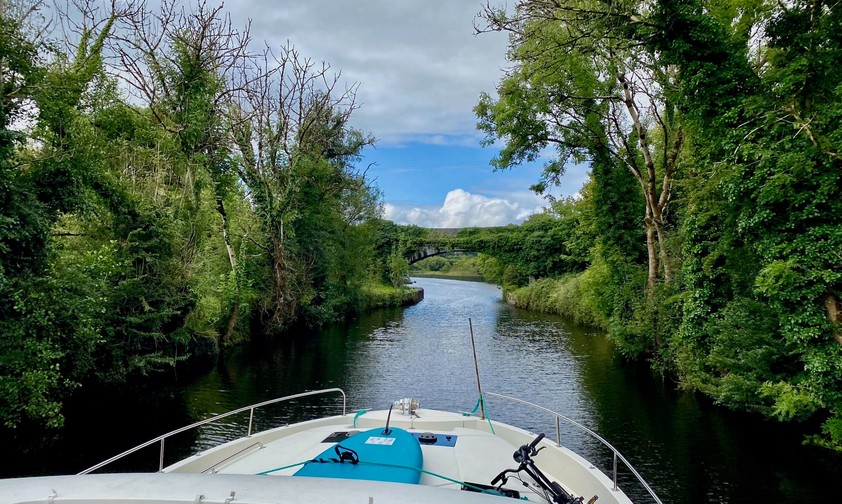 Nicht immer ist es so schmal auf dem Shannon wie hier im Jameson Canal
