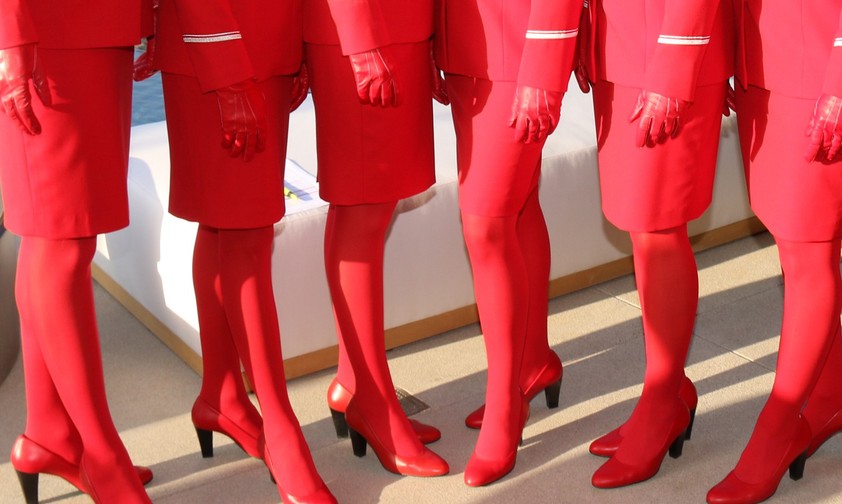 Die roten Strumpfhosen von Austrian Airlines: Objekt der Liebe und des Hasses.