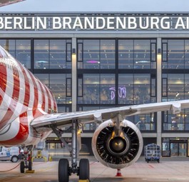 Condor-Airbus am BER: Die Airline fliegt ab Anfang März zweimal täglich zwischen Frankfurt und Berlin.
