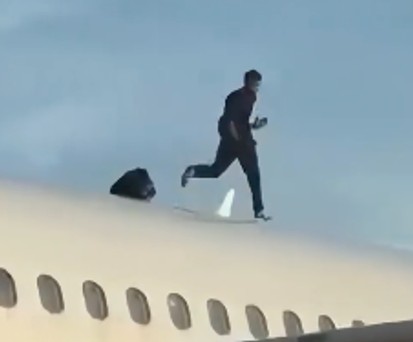 vueling airbus a320 mann auf flugzeug