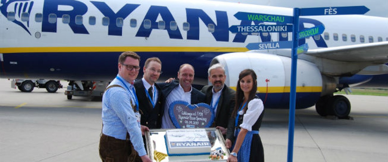 Flughafen-Geschäftsführer Schmid (2.v.r.) feiert mit Ryanair-Marketingchef Kenny Jacobs (Mitte) die Eröffnung der Basis: Ryanair wollte den Ausbau.