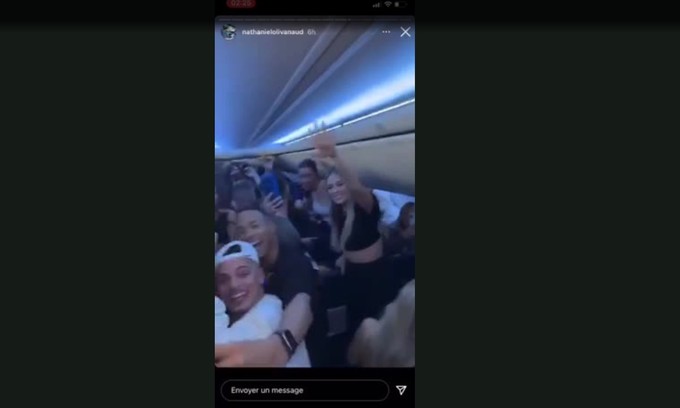 Kanadische Influencer und Reality-Sternchen feierten heftig auf einem Sunwing-Flug.