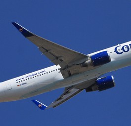 Die D-ABUK, die Condor als letzte Boeing 767 ausmustern wird, hier auf einem Fotos aus der Zeit, als die Airline vorübergehend das Thomas-Cook-Logo auf dem Leitwerk trug. Vor ihrer Zeit bei Condor ...