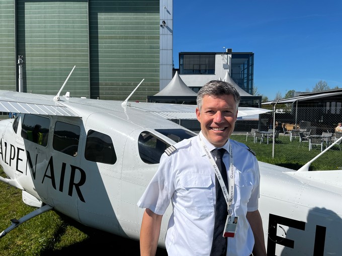 Pilot und Ko-Gründer Moritz Reuter vor dem Alpen-Air-Flieger.