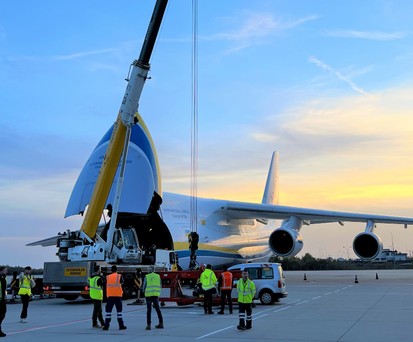 Die Antonov An-124 bei der Beladung in Luxemburg: Der Jet ...