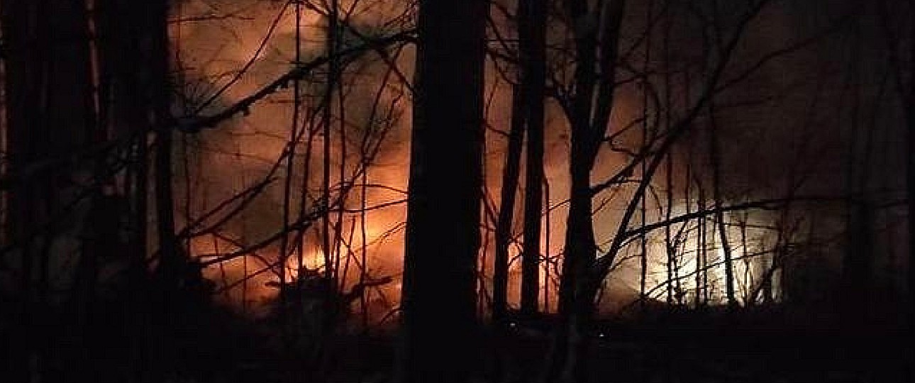 Feuer an der Abstruzstelle: Keiner hat das Unglück überlebt.