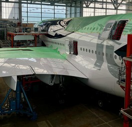 Airbus A380 von Lufthansa: Die D-AIMH wird noch bis Anfang Juni in. Dresden umgebaut.