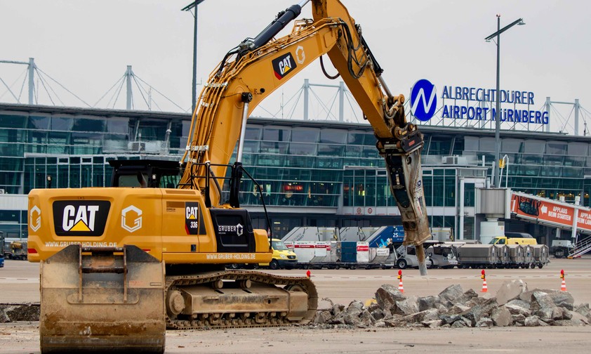 Der Flughafen Nürnberg saniert Teile des Vorfelds: Sechs Parkpositionen werden bis Ende Juli erneuert.