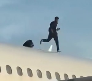 vueling airbus a320 mann auf flugzeug