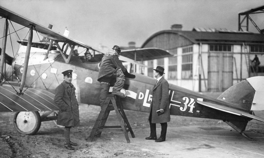 Eine LVG C VI der Deutschen Luft-Reederei am Flughafen Berlin Johannisthal: Von hier aus starteten im Februar 1919 die ersten Flüge Richtung Weimar.