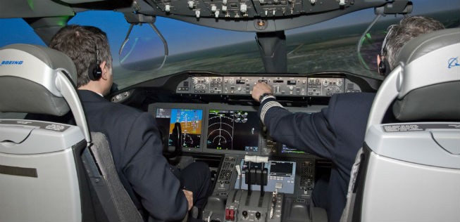 Piloten im Dreamliner-Simulator: Noch in diesem Jahr soll ein Algorithmus mit Simulatorflüge starten.