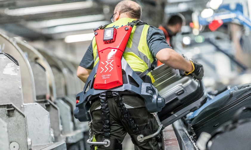 Flughafen Stuttgart: Das Exoskelett entlastet den Rücken.
