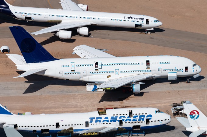 Ein A380 (D-AIMJ/F-WTBF), ein A340-600 (D-AIHE) und eine Boeing 747-400 (EI-XLL/N281GH).