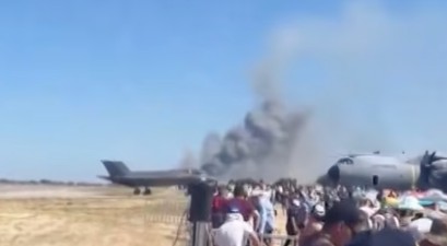 Rauchwolke bei der Flugshow: Tragischer Unfall. 