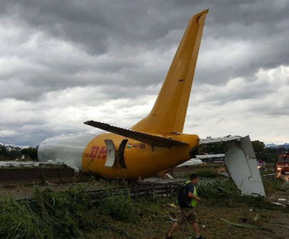 Boeing 737 schießt in Bergamo über Piste hinaus