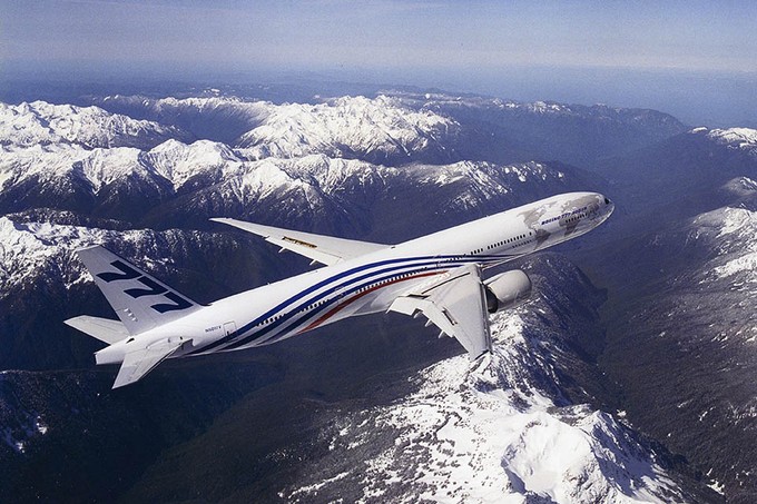 Dynamisch mit geschwungenen Wellenlinien kam die 777 früher daher.