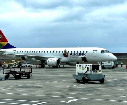 Embraer E190 von Airlink am Flughafen St. Helena: Auf einem Flug saß auch eine infizierte Frau. 
