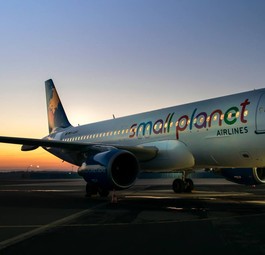 Flieger von Small Planet Airlines: Ein neuer Geldgeber ist da.